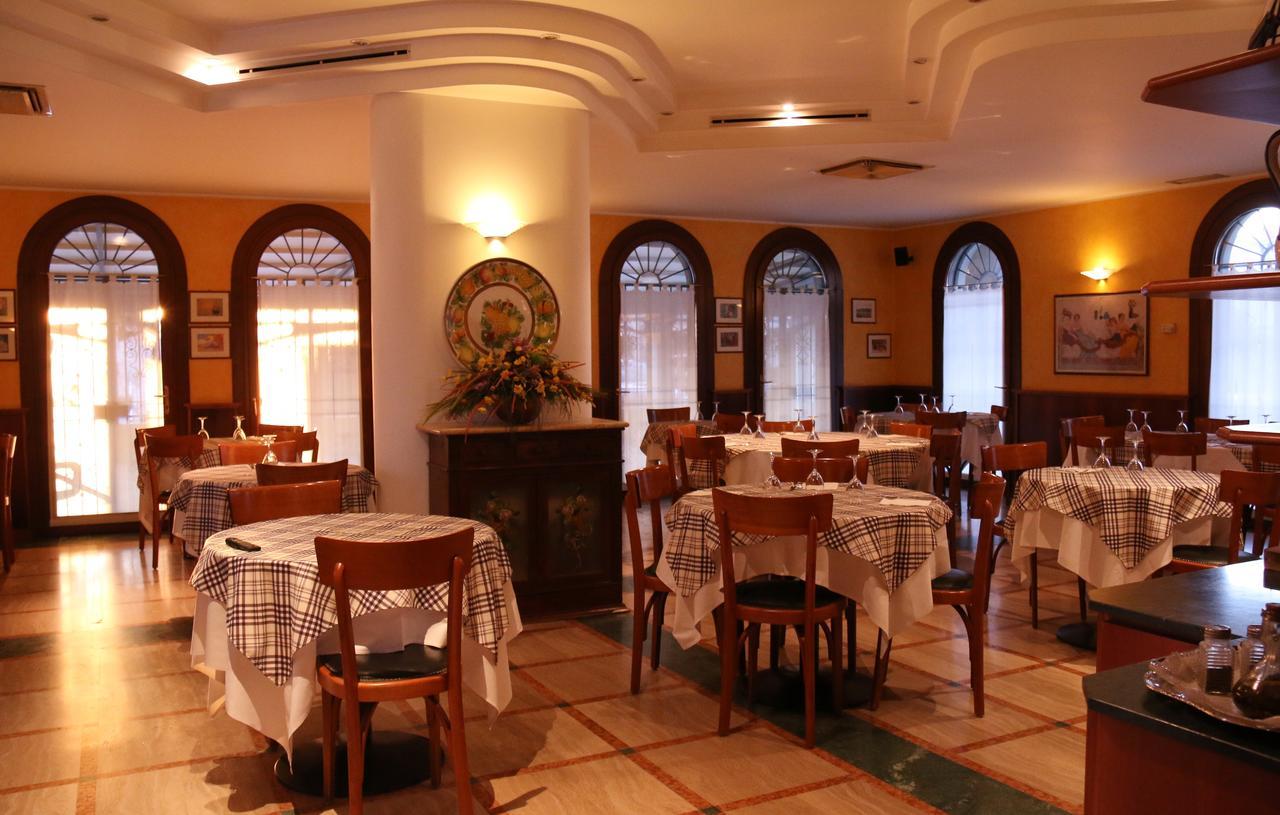 Hotel Ristorante Regina Mozzanica エクステリア 写真