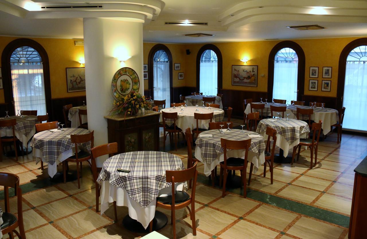 Hotel Ristorante Regina Mozzanica エクステリア 写真