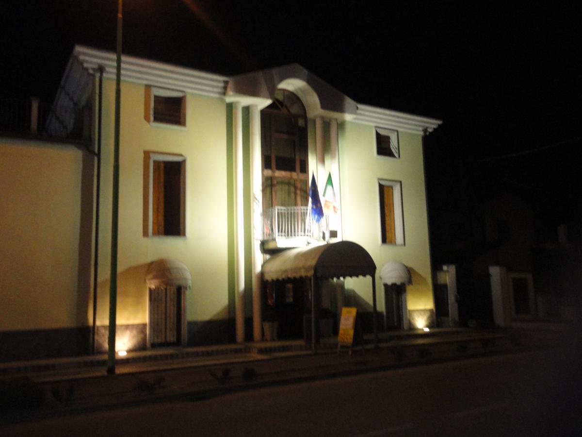 Hotel Ristorante Regina Mozzanica エクステリア 写真